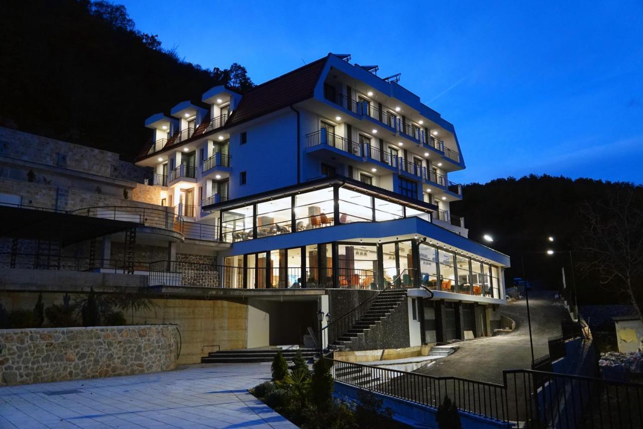 Hotel Dishli & 4*