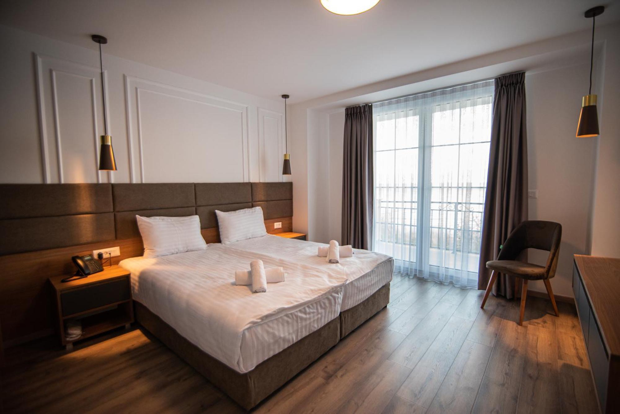 Hotel Dishli & 4*